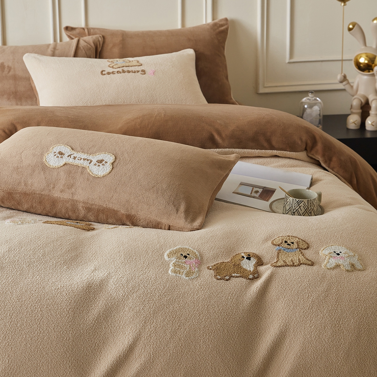 91家纺网 家纺一手货源 找家纺 风向标家纺 2025新款A类全消光暖呢绒毛巾绣四件套-减龄家宠系列（风格三） 站队小泰迪