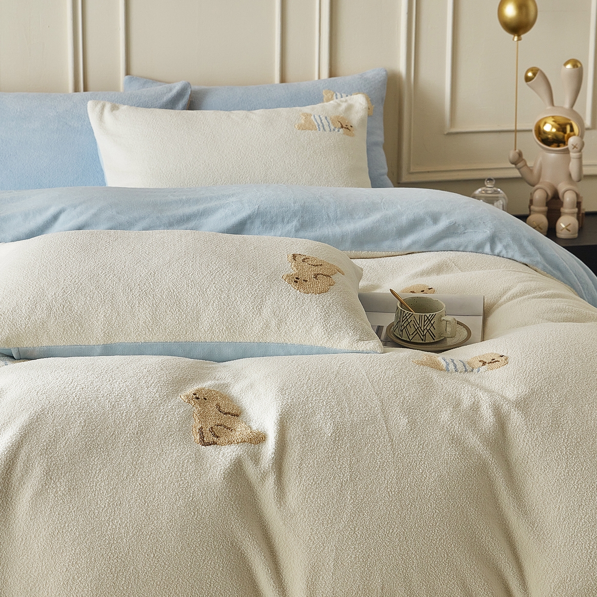 91家纺网 家纺一手货源 找家纺 风向标家纺 2025新款A类全消光暖呢绒毛巾绣四件套-减龄家宠系列（风格三） 海魂衫小狗-蓝白