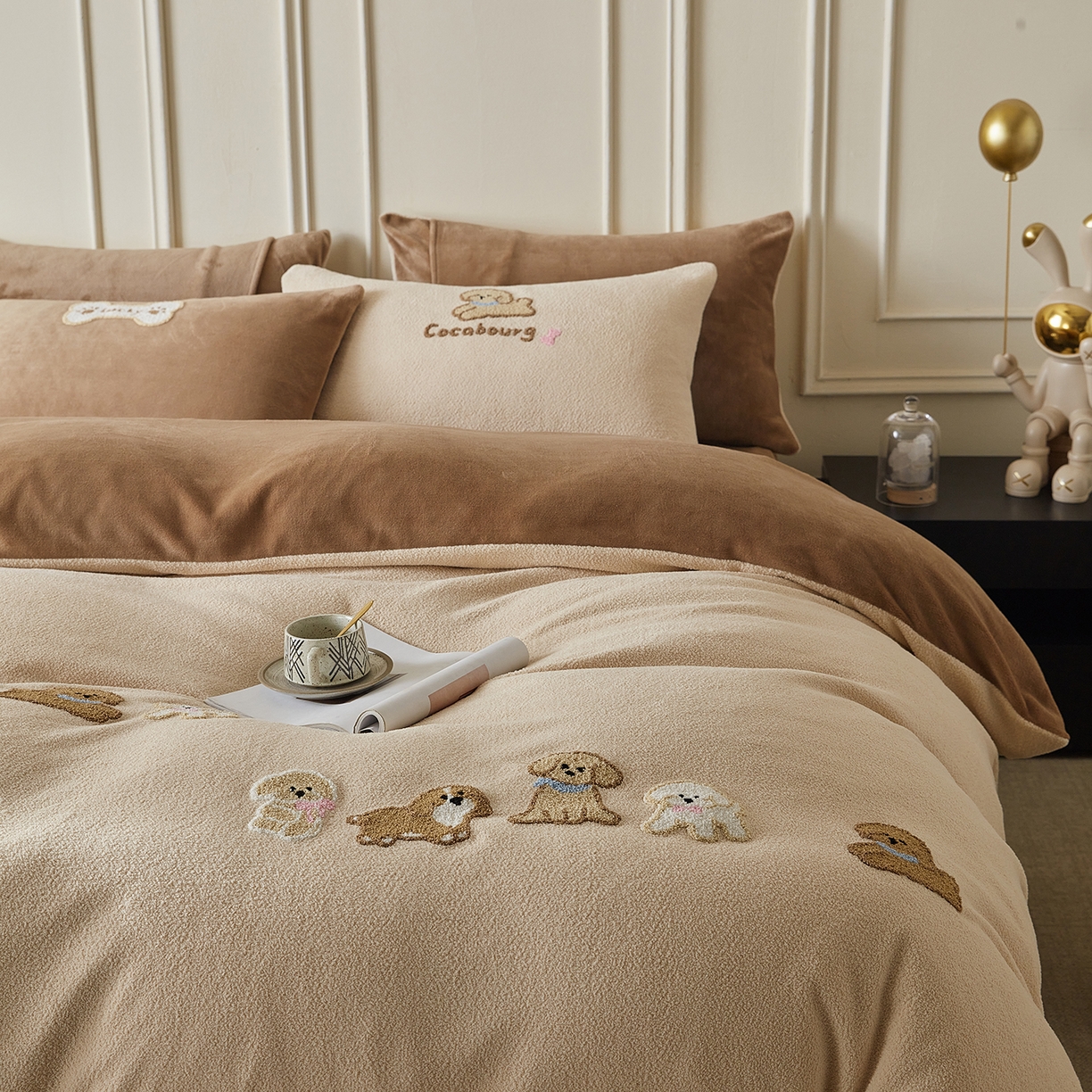 91家纺网 家纺一手货源 找家纺 风向标家纺 2025新款A类全消光暖呢绒毛巾绣四件套-减龄家宠系列（风格三） 站队小泰迪