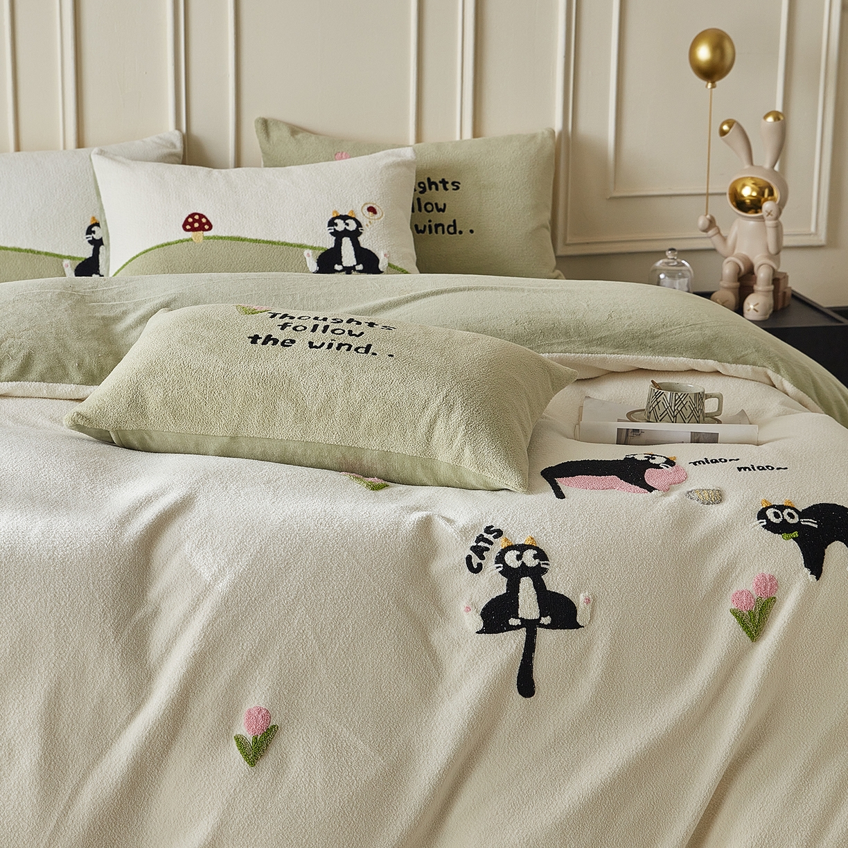 91家纺网 家纺一手货源 找家纺 风向标家纺 2025新款A类全消光暖呢绒毛巾绣四件套-减龄家宠系列（风格三） 炸毛小黑猫-奶白