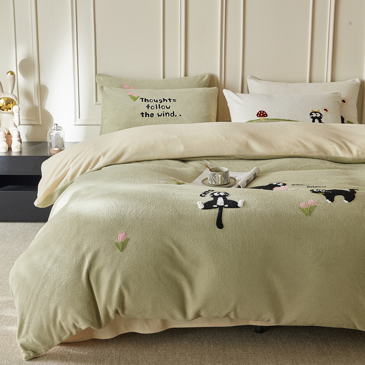 91家纺网 家纺一手货源 找家纺 风向标家纺 2025新款A类全消光暖呢绒毛巾绣四件套-减龄家宠系列（风格三） 炸毛小黑猫-灰绿