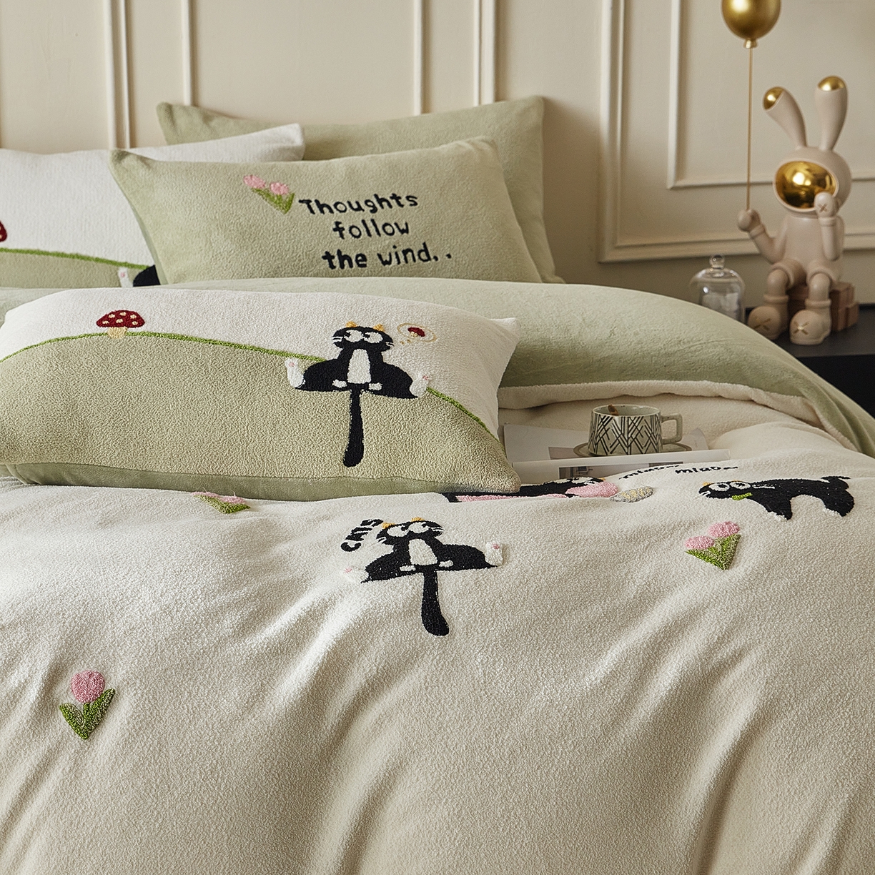 91家纺网 家纺一手货源 找家纺 风向标家纺 2025新款A类全消光暖呢绒毛巾绣四件套-减龄家宠系列（风格三） 炸毛小黑猫-奶白