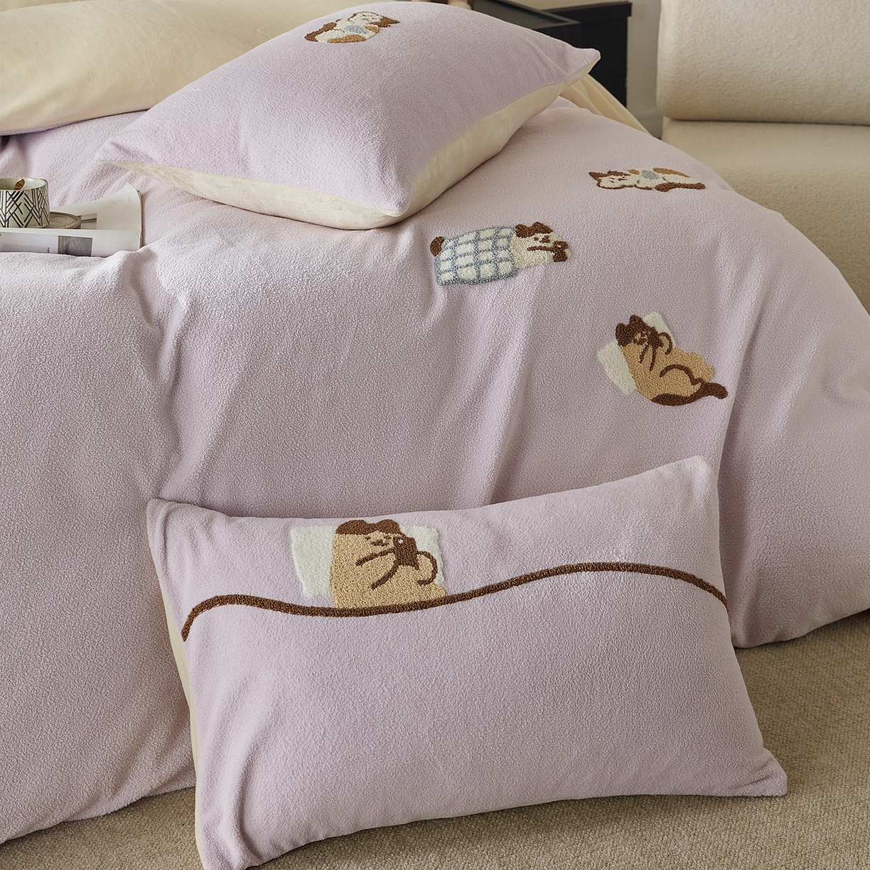 91家纺网 家纺一手货源 找家纺 风向标家纺 2025新款A类全消光暖呢绒毛巾绣四件套-减龄家宠系列（风格三） 躺平猫-淡紫