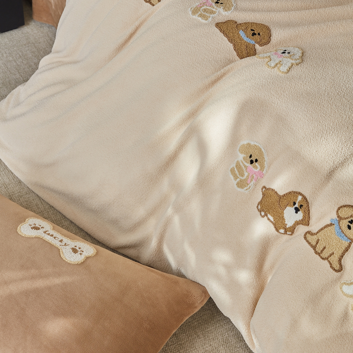 91家纺网 家纺一手货源 找家纺 风向标家纺 2025新款A类全消光暖呢绒毛巾绣四件套-减龄家宠系列（风格三） 站队小泰迪