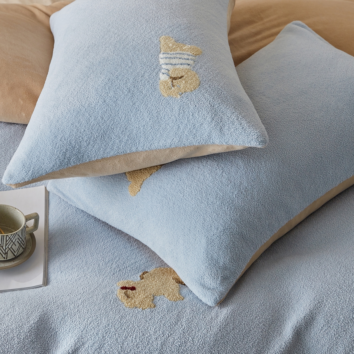 91家纺网 家纺一手货源 找家纺 风向标家纺 2025新款A类全消光暖呢绒毛巾绣四件套-减龄家宠系列（风格三） 海魂衫小狗-蓝咖