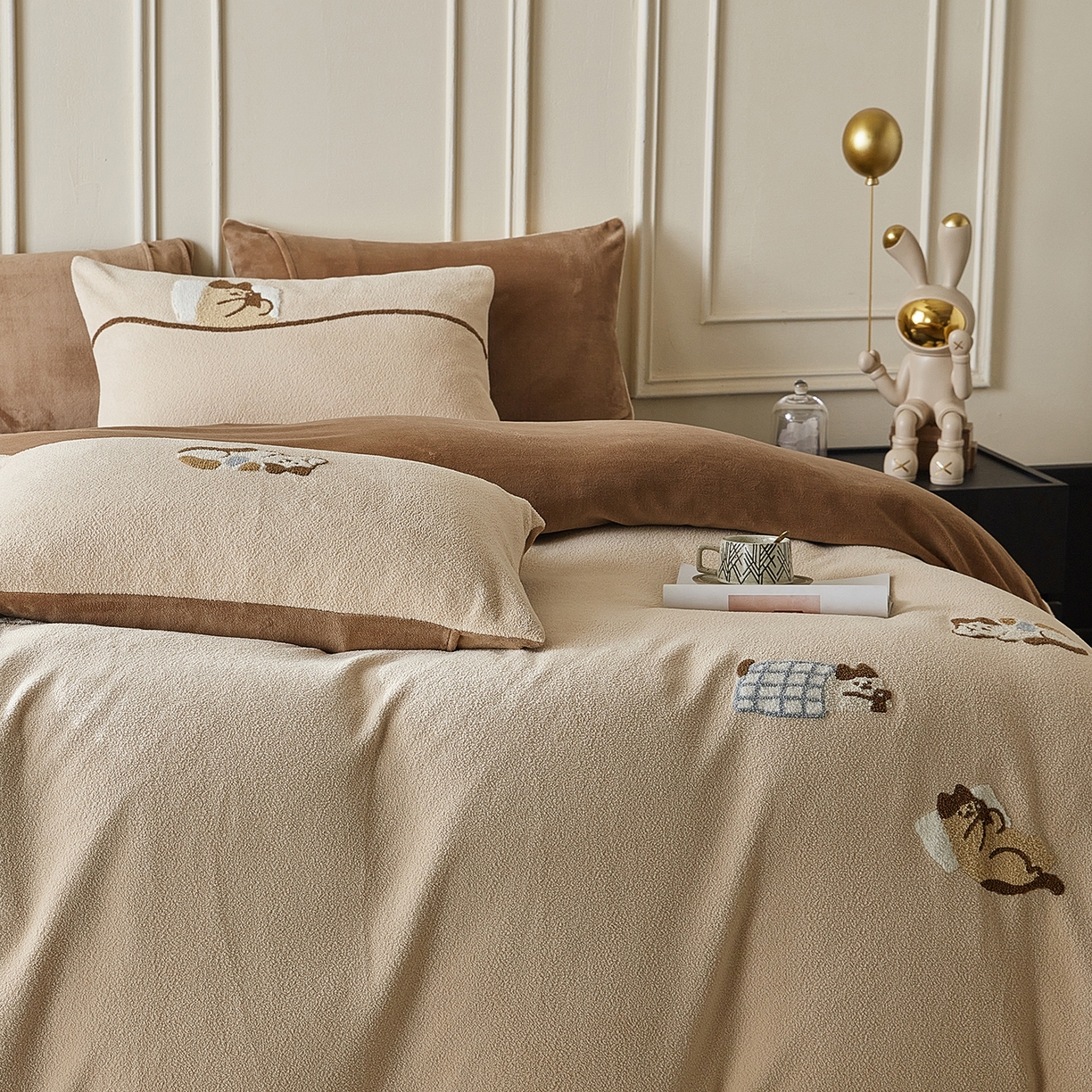 91家纺网 家纺一手货源 找家纺 风向标家纺 2025新款A类全消光暖呢绒毛巾绣四件套-减龄家宠系列（风格三） 躺平猫-奶茶