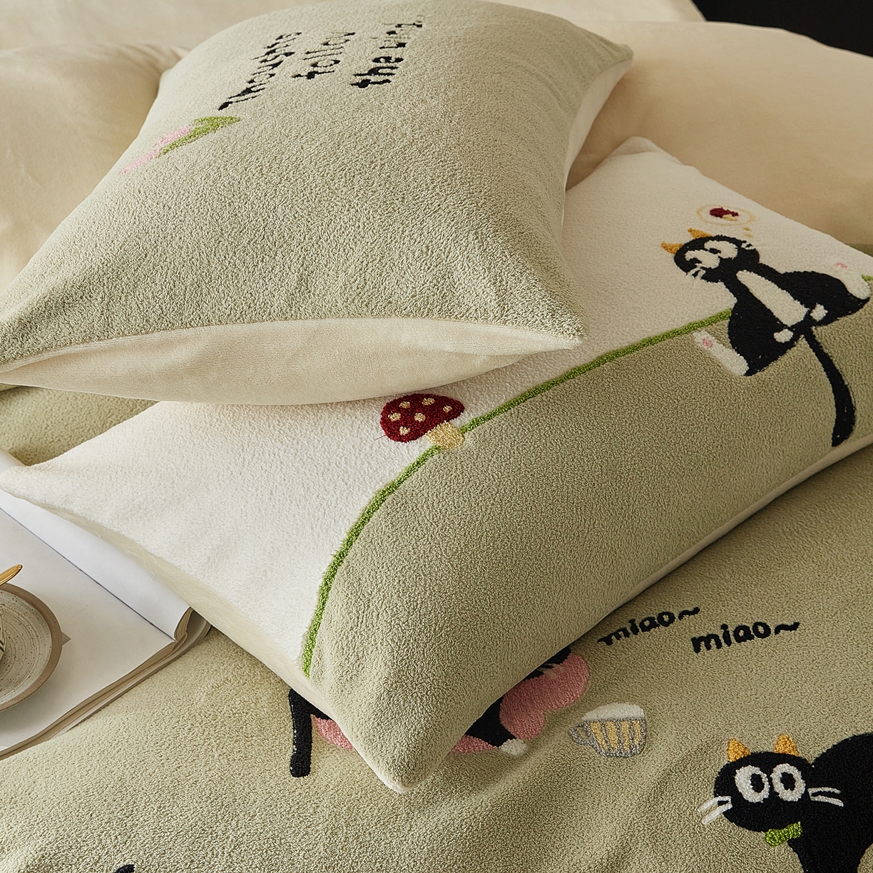 91家纺网 家纺一手货源 找家纺 风向标家纺 2025新款A类全消光暖呢绒毛巾绣四件套-减龄家宠系列（风格三） 炸毛小黑猫-灰绿