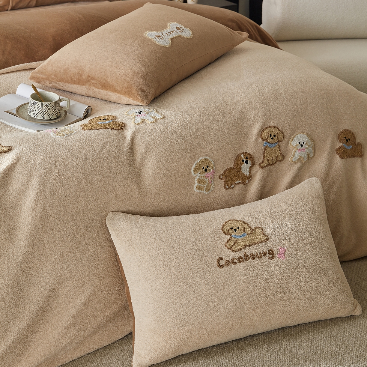 91家纺网 家纺一手货源 找家纺 风向标家纺 2025新款A类全消光暖呢绒毛巾绣四件套-减龄家宠系列（风格三） 站队小泰迪