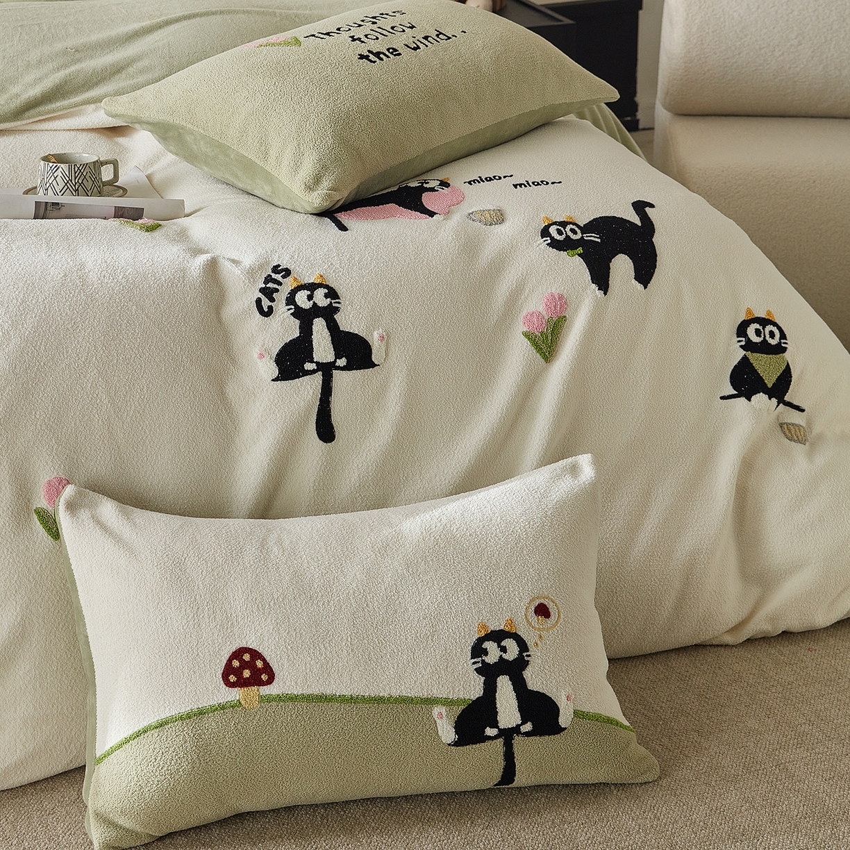 91家纺网 家纺一手货源 找家纺 风向标家纺 2025新款A类全消光暖呢绒毛巾绣四件套-减龄家宠系列（风格三） 炸毛小黑猫-奶白