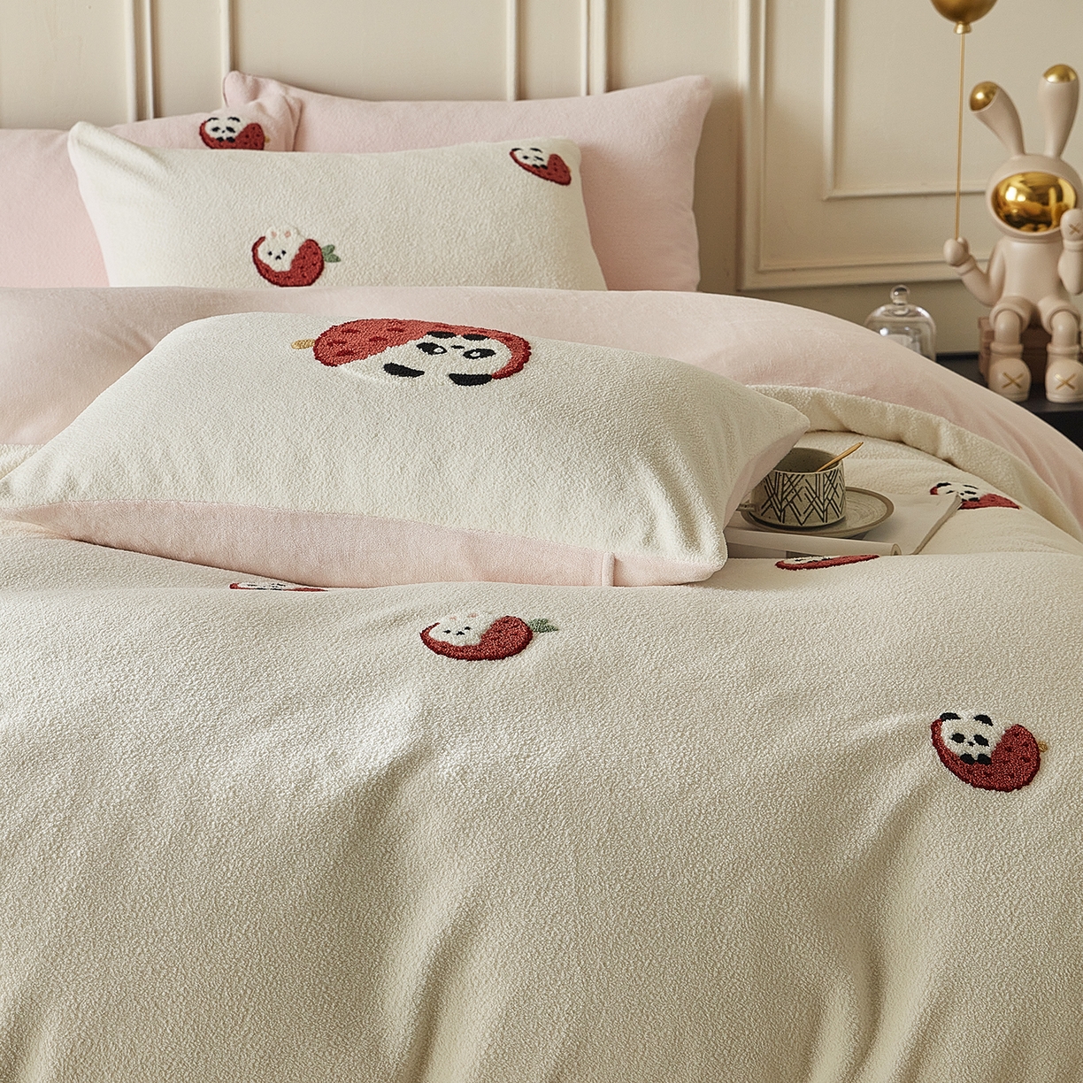 91家纺网 家纺一手货源 找家纺 风向标家纺 2025新款A类全消光暖呢绒毛巾绣四件套-减龄家宠系列（风格三） 荔枝熊猫-粉