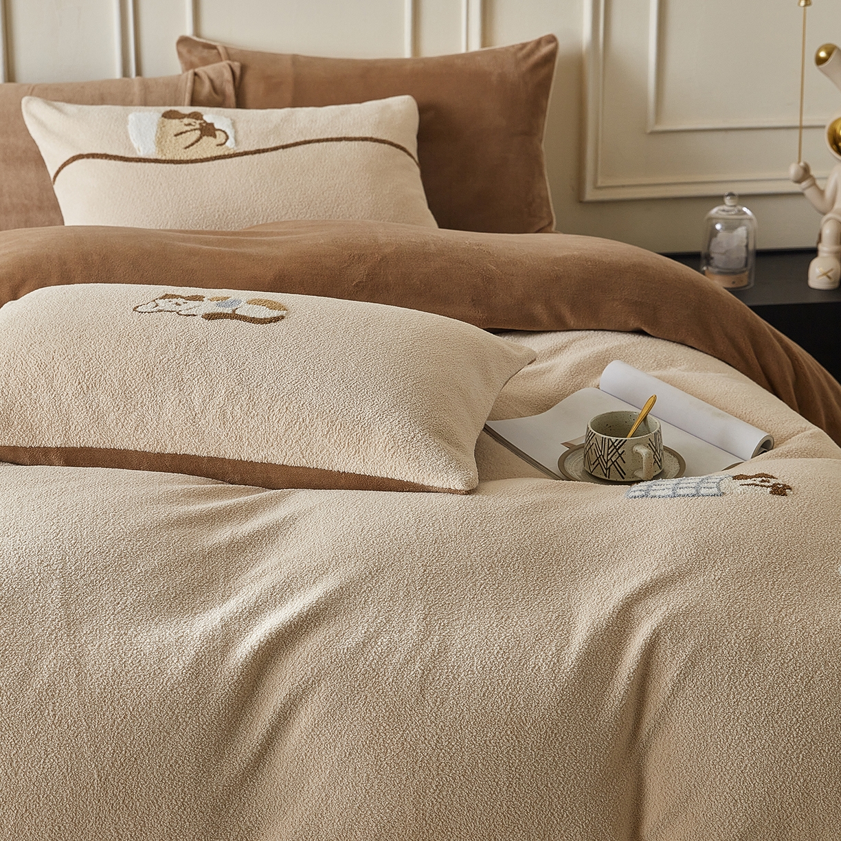 91家纺网 家纺一手货源 找家纺 风向标家纺 2025新款A类全消光暖呢绒毛巾绣四件套-减龄家宠系列（风格三） 躺平猫-奶茶