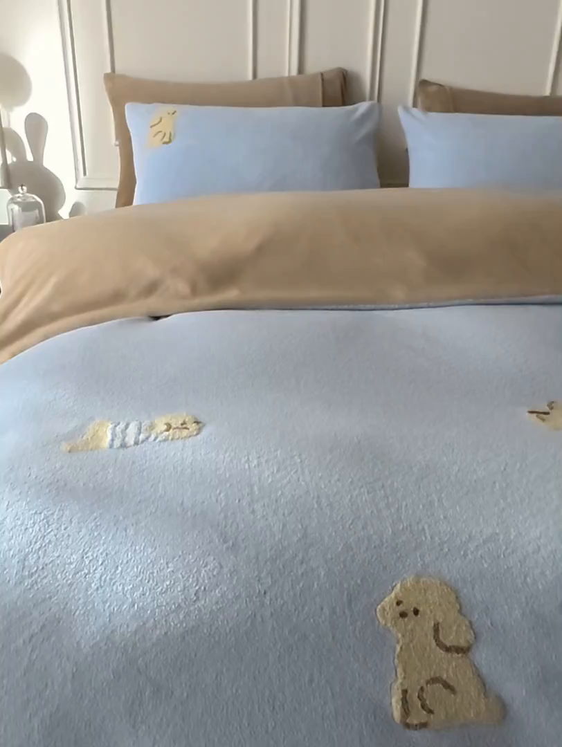 91家纺网 家纺一手货源 找家纺 风向标家纺 2025新款A类全消光暖呢绒毛巾绣四件套-减龄家宠系列（风格三） 海魂衫小狗-蓝咖