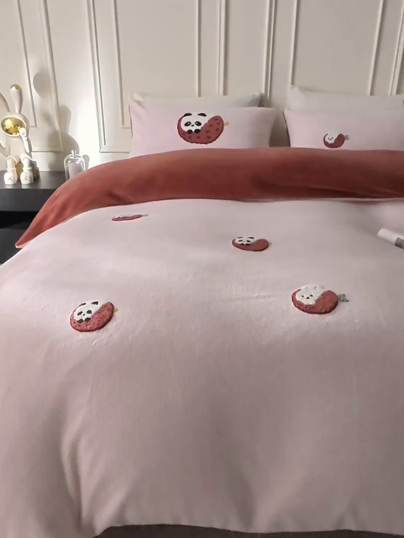 91家纺网 家纺一手货源 找家纺 风向标家纺 2025新款A类全消光暖呢绒毛巾绣四件套-减龄家宠系列（风格三） 荔枝熊猫-红