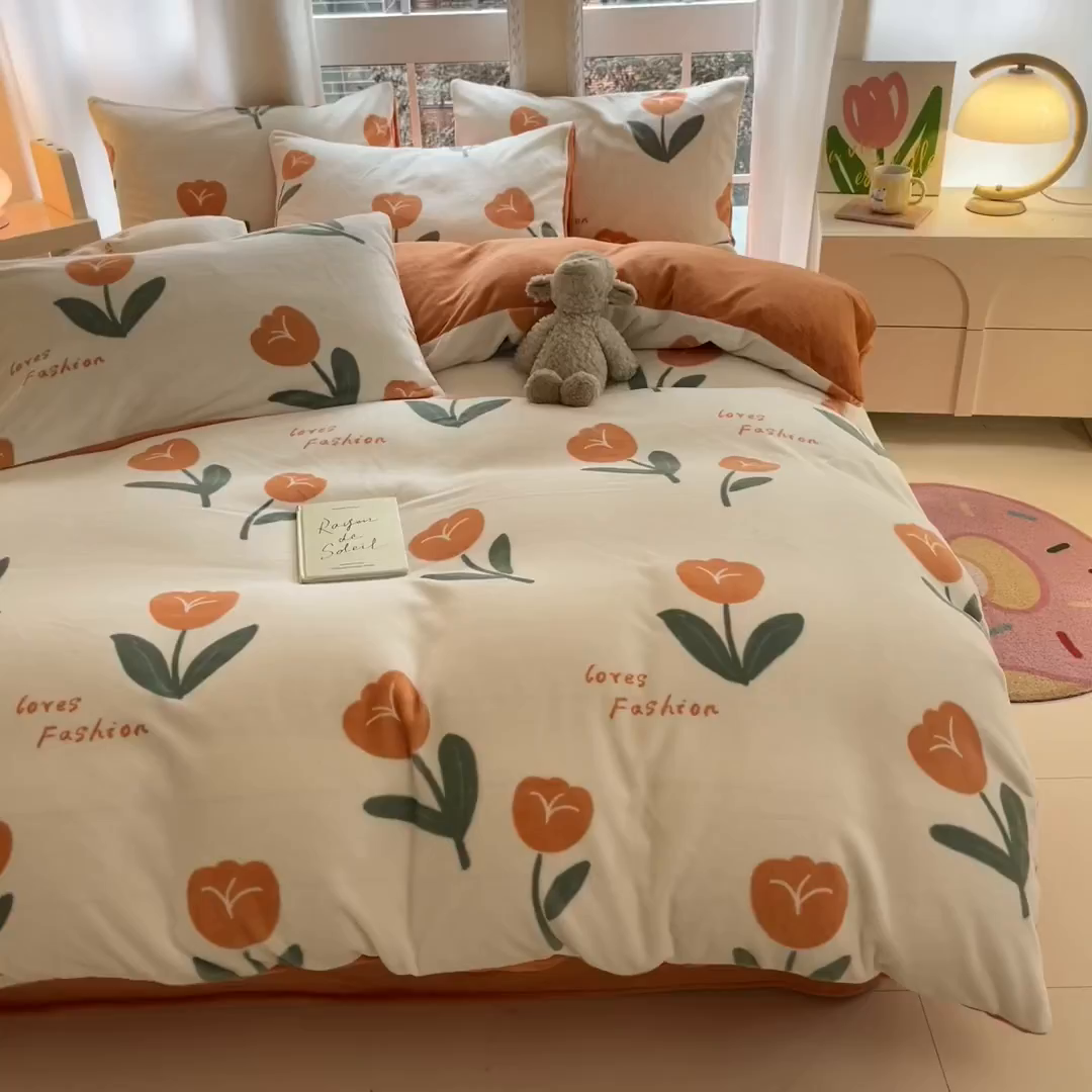 91家纺网 家纺一手货源 找家纺 佳汐蓝家纺 2025新款190克高克重牛奶绒印花四件套 郁金绮梦