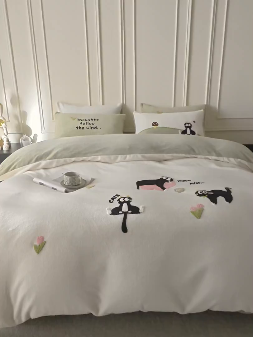 91家纺网 家纺一手货源 找家纺 风向标家纺 2025新款A类全消光暖呢绒毛巾绣四件套-减龄家宠系列（风格三） 炸毛小黑猫-奶白