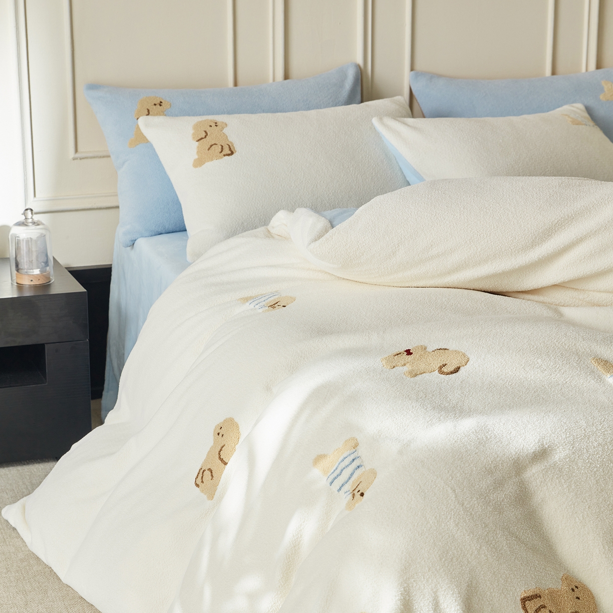 91家纺网 家纺一手货源 找家纺 风向标家纺 2025新款A类全消光暖呢绒毛巾绣四件套-减龄家宠系列（风格三） 海魂衫小狗-蓝白