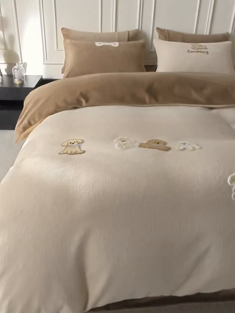 91家纺网 家纺一手货源 找家纺 风向标家纺 2025新款A类全消光暖呢绒毛巾绣四件套-减龄家宠系列（风格三） 站队小泰迪