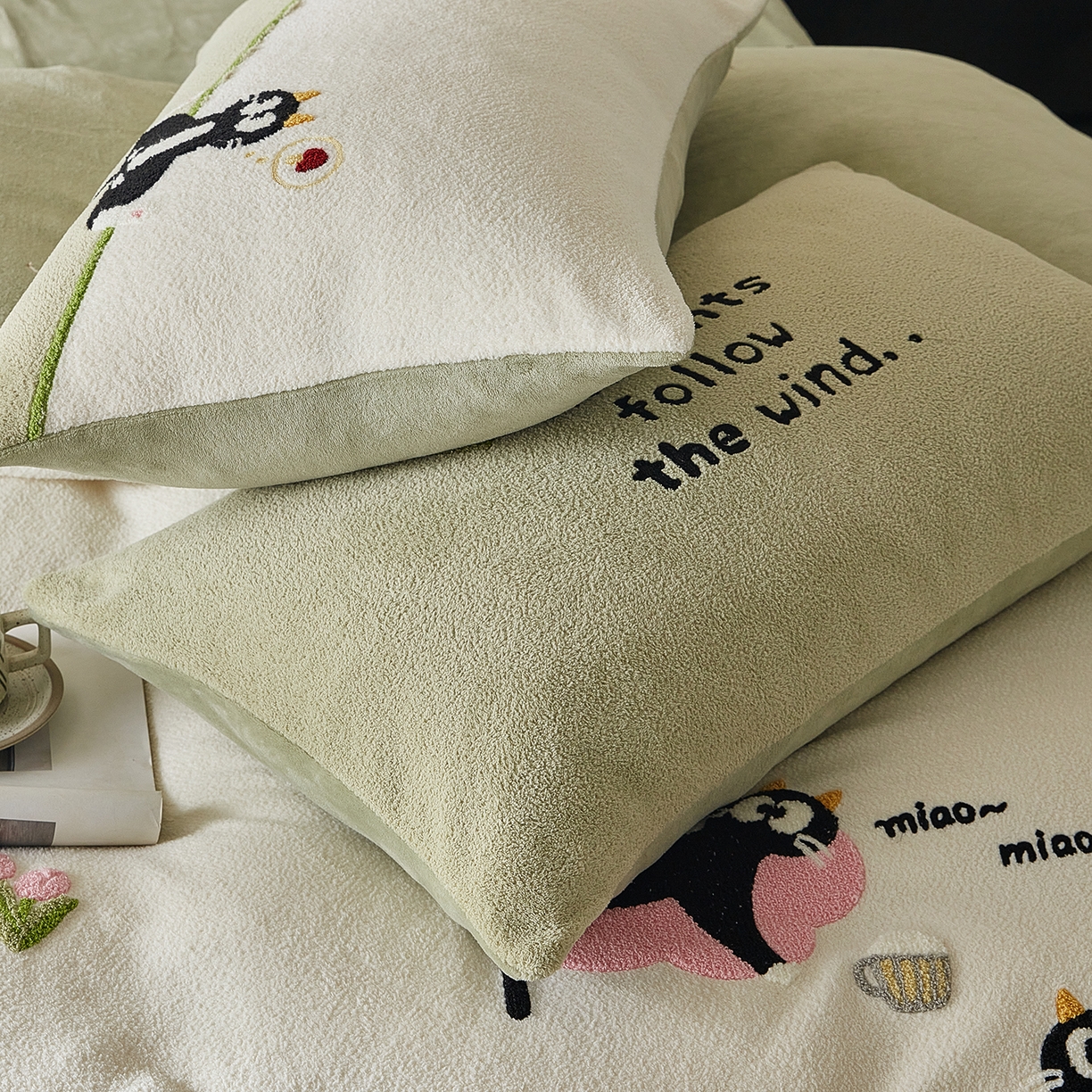 91家纺网 家纺一手货源 找家纺 风向标家纺 2025新款A类全消光暖呢绒毛巾绣四件套-减龄家宠系列（风格三） 炸毛小黑猫-奶白