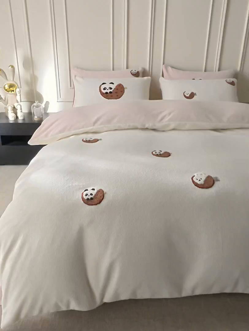 91家纺网 家纺一手货源 找家纺 风向标家纺 2025新款A类全消光暖呢绒毛巾绣四件套-减龄家宠系列（风格三） 荔枝熊猫-粉