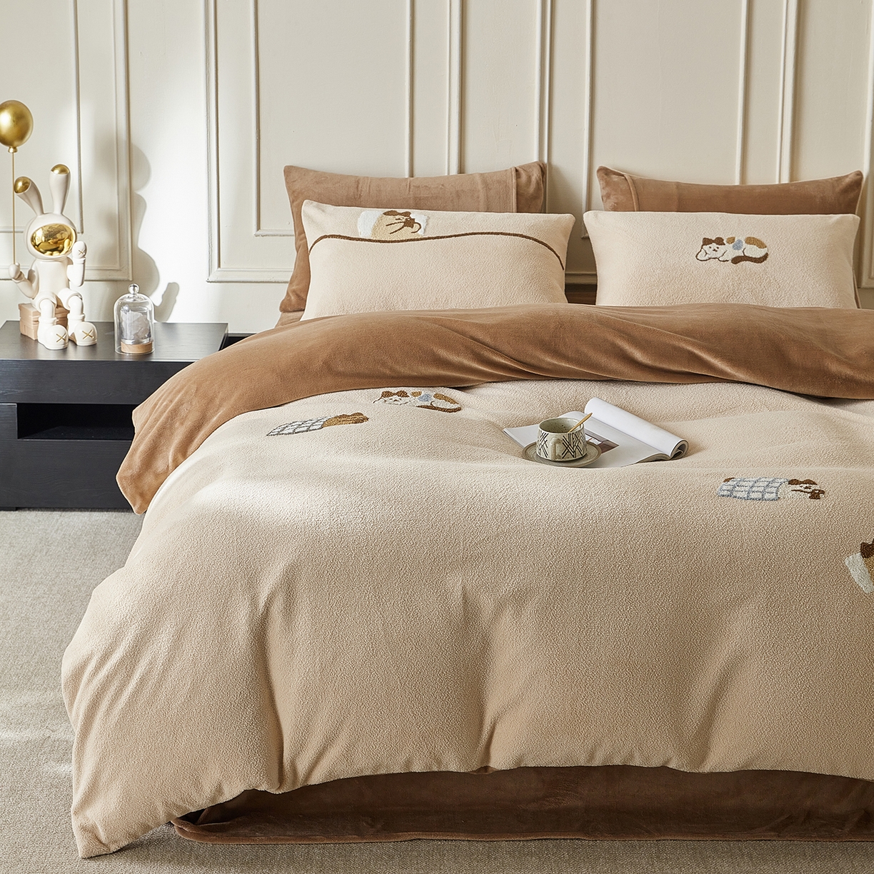 91家纺网 家纺一手货源 找家纺 风向标家纺 2025新款A类全消光暖呢绒毛巾绣四件套-减龄家宠系列（风格三） 躺平猫-奶茶