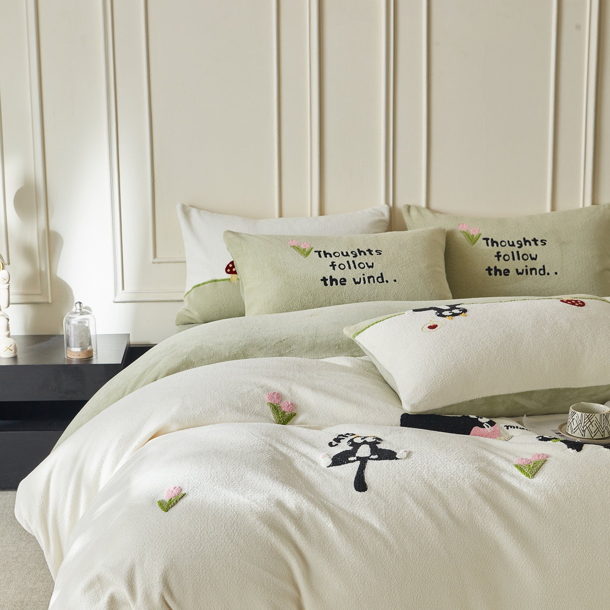 91家纺网 家纺一手货源 找家纺 风向标家纺 2025新款A类全消光暖呢绒毛巾绣四件套-减龄家宠系列（风格三） 炸毛小黑猫-奶白