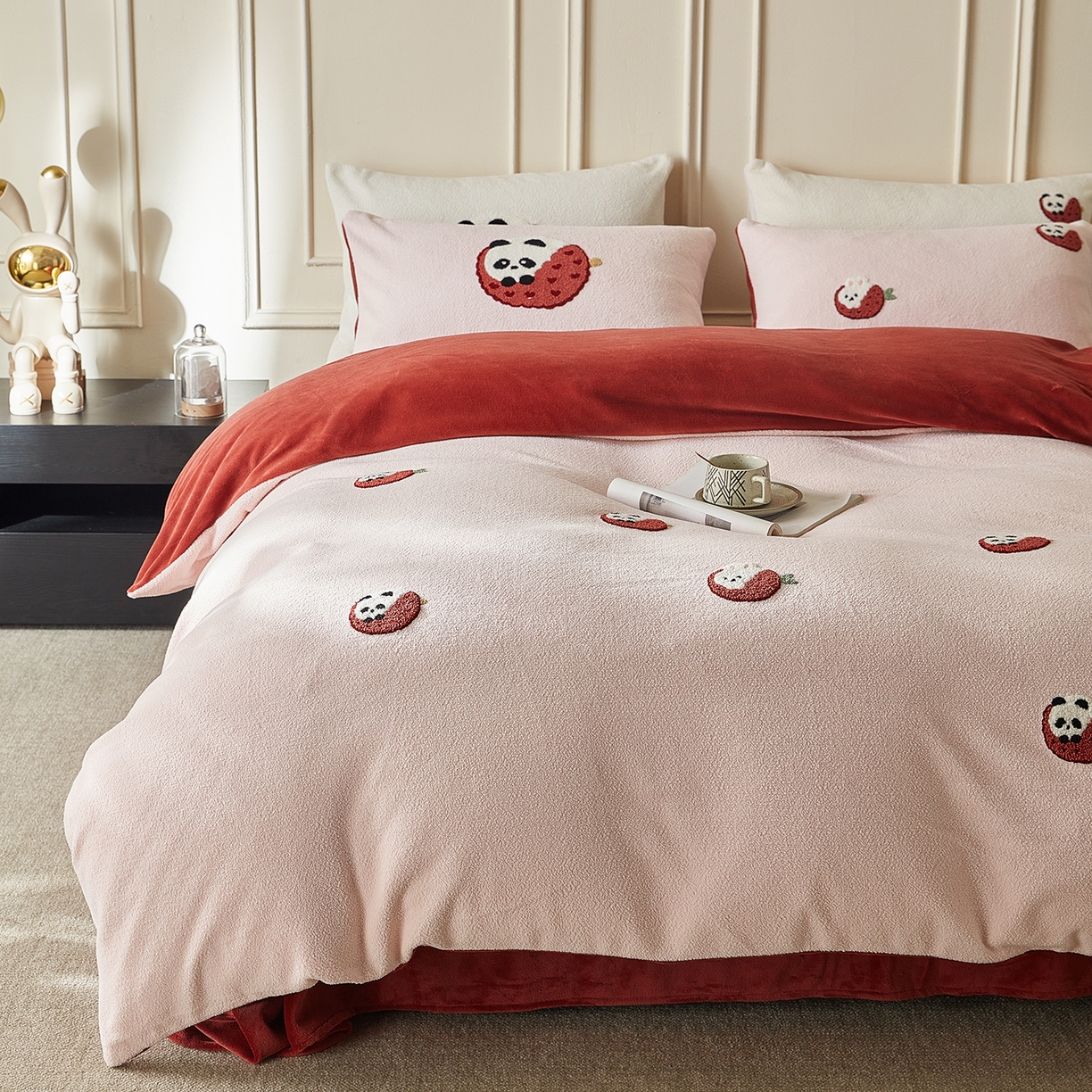 91家纺网 家纺一手货源 找家纺 风向标家纺 2025新款A类全消光暖呢绒毛巾绣四件套-减龄家宠系列（风格三） 荔枝熊猫-红
