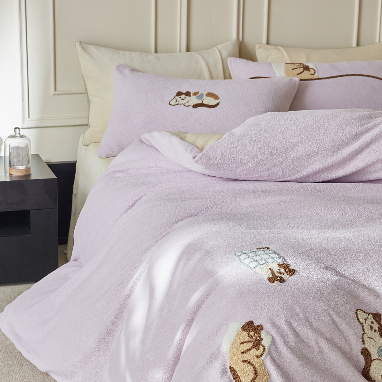 91家纺网 家纺一手货源 找家纺 风向标家纺 2025新款A类全消光暖呢绒毛巾绣四件套-减龄家宠系列（风格三） 躺平猫-淡紫