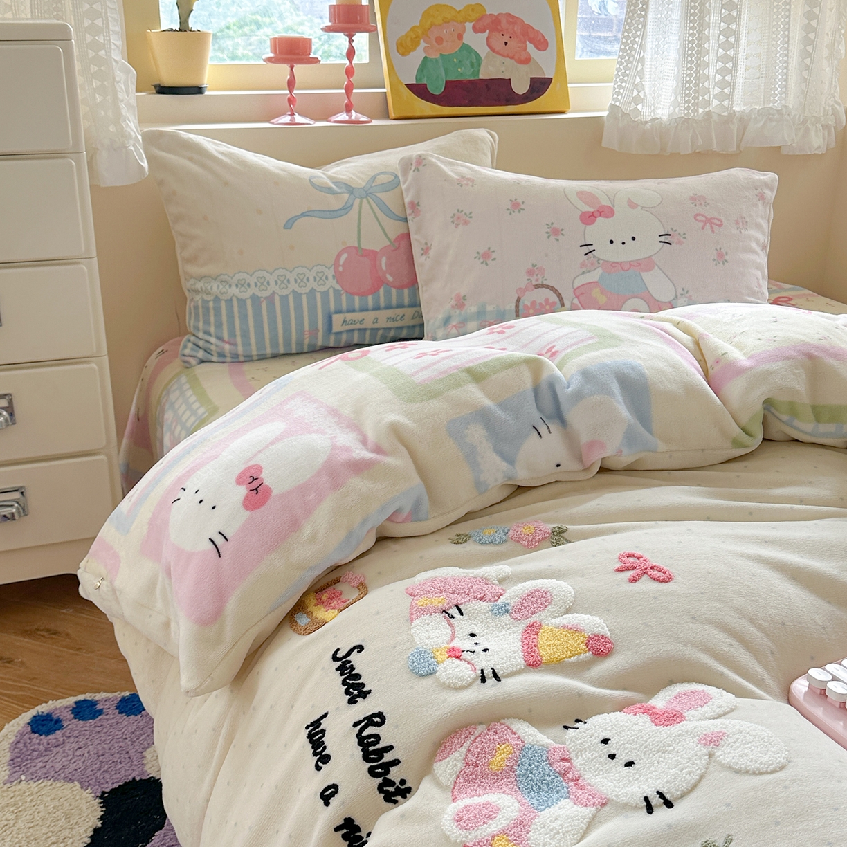 91家纺网 家纺一手货源 找家纺 柚子YOUTH 2025新款加厚牛奶绒卡通毛巾绣四件套-印加绣送同款毛毯 兔兔花园