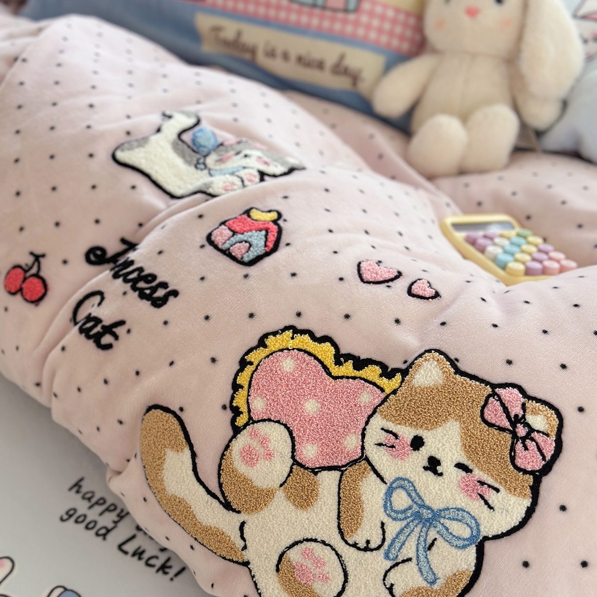 91家纺网 家纺一手货源 找家纺 柚子YOUTH 2025新款加厚牛奶绒卡通毛巾绣四件套-印加绣送同款毛毯 公主猫