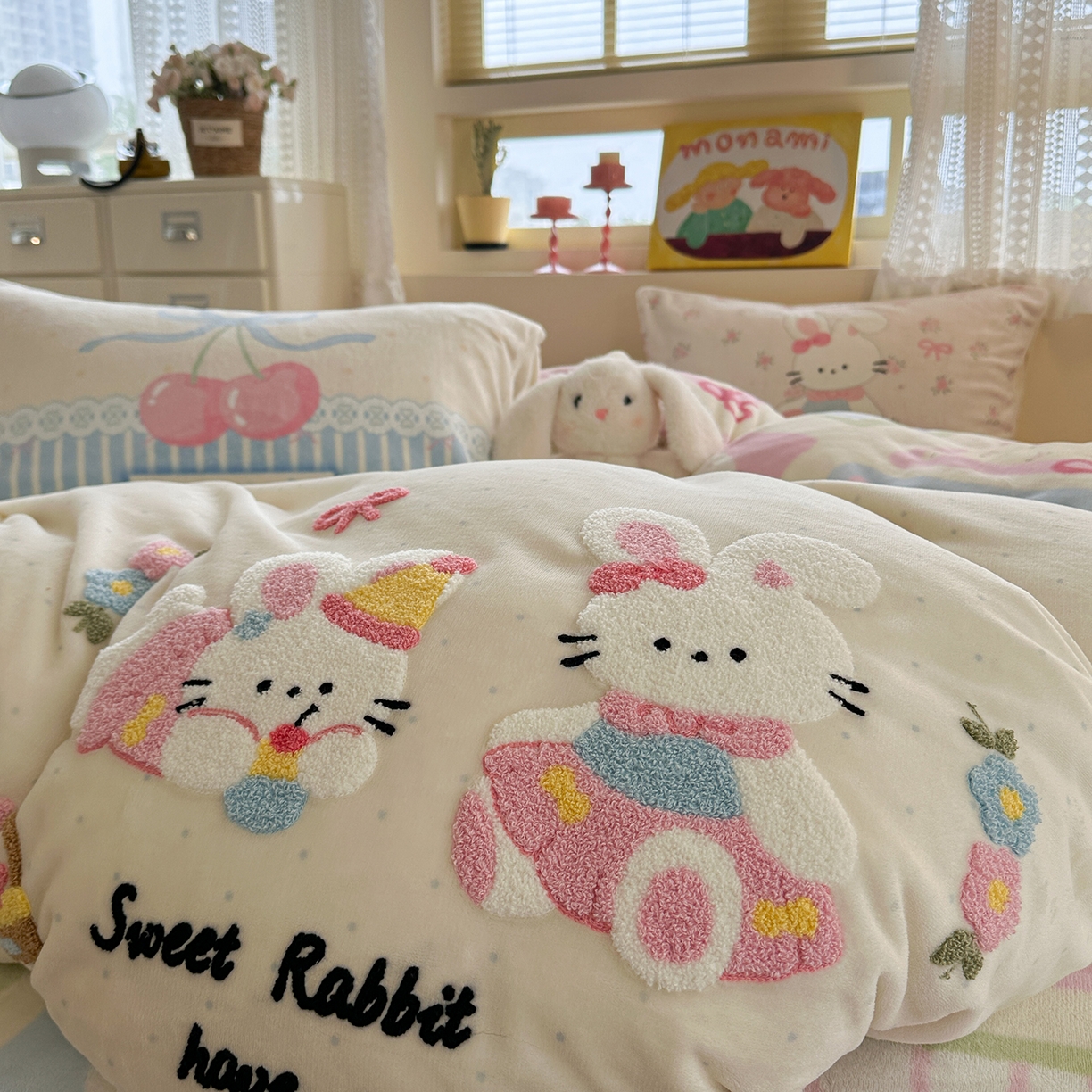 91家纺网 家纺一手货源 找家纺 柚子YOUTH 2025新款加厚牛奶绒卡通毛巾绣四件套-印加绣送同款毛毯 兔兔花园