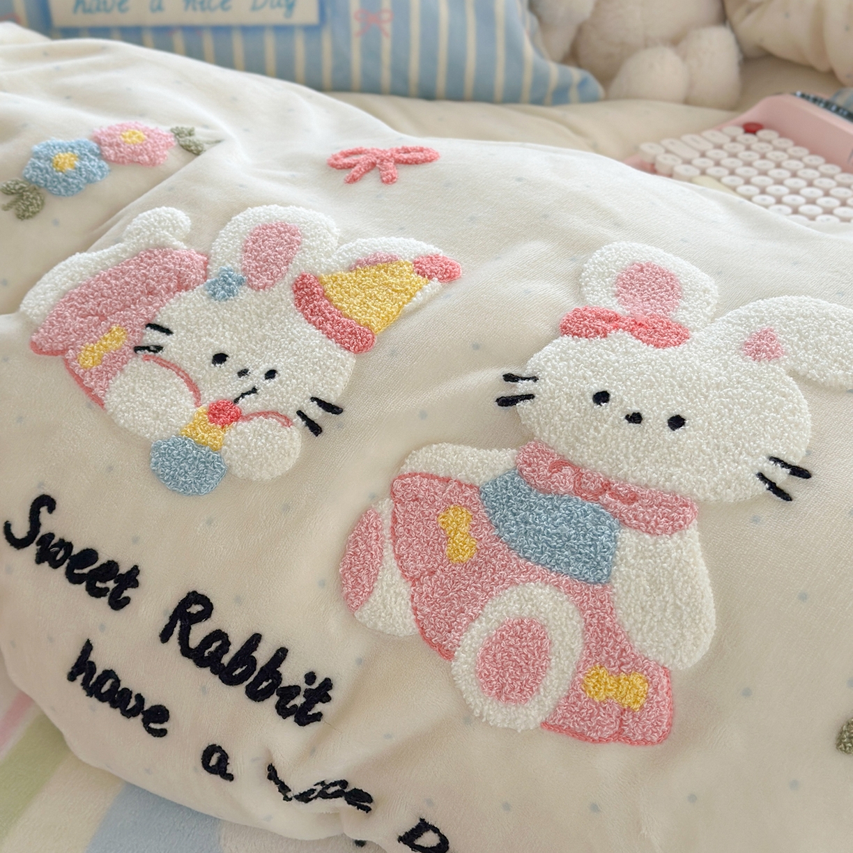 91家纺网 家纺一手货源 找家纺 柚子YOUTH 2025新款加厚牛奶绒卡通毛巾绣四件套-印加绣送同款毛毯 兔兔花园
