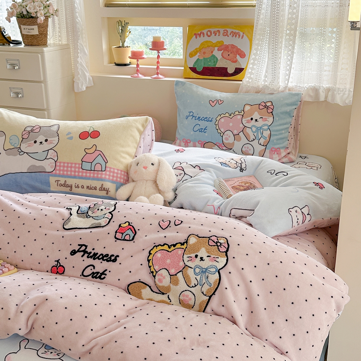 91家纺网 家纺一手货源 找家纺 柚子YOUTH 2025新款加厚牛奶绒卡通毛巾绣四件套-印加绣送同款毛毯 公主猫