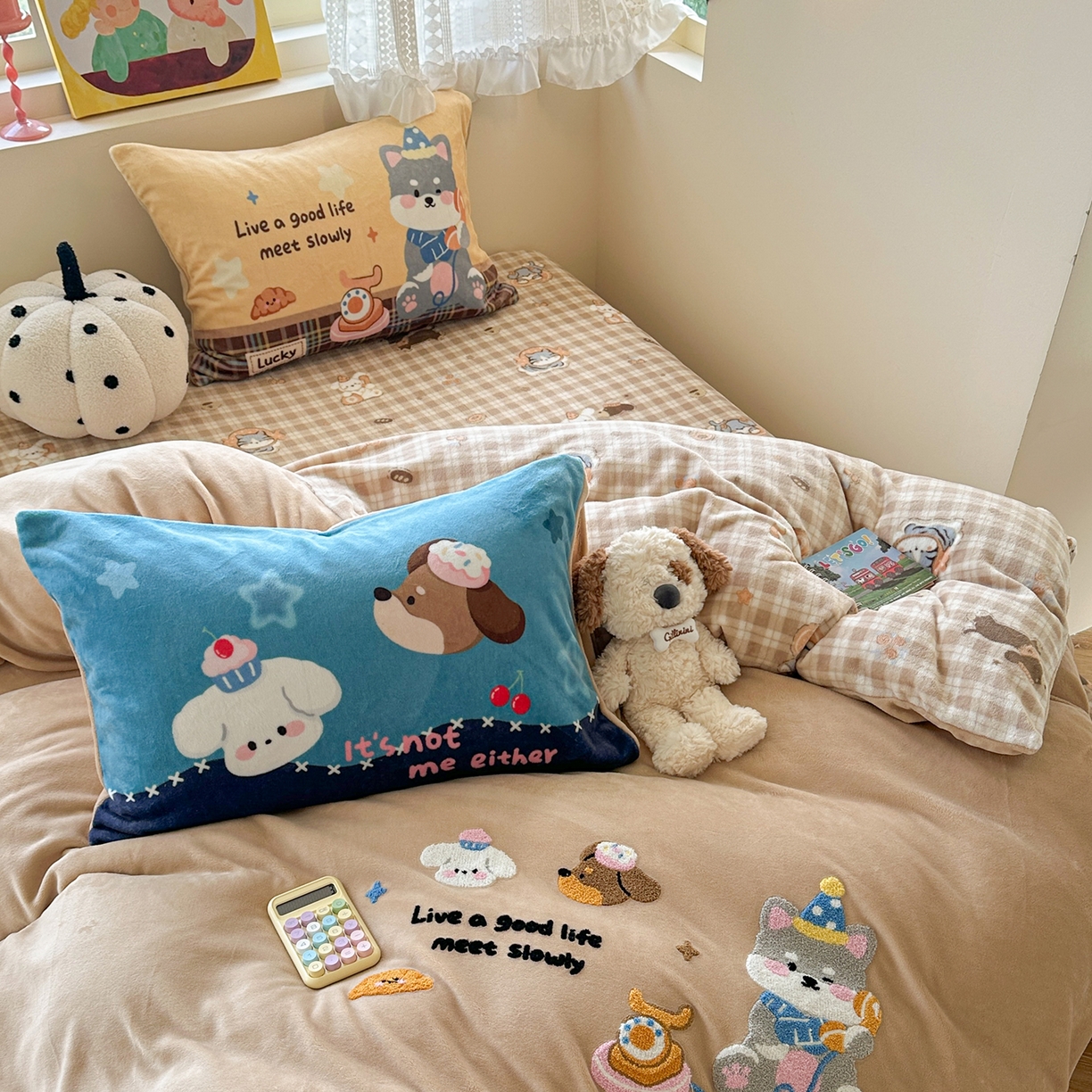 91家纺网 家纺一手货源 找家纺 柚子YOUTH 2025新款加厚牛奶绒卡通毛巾绣四件套-印加绣送同款毛毯 雪纳瑞