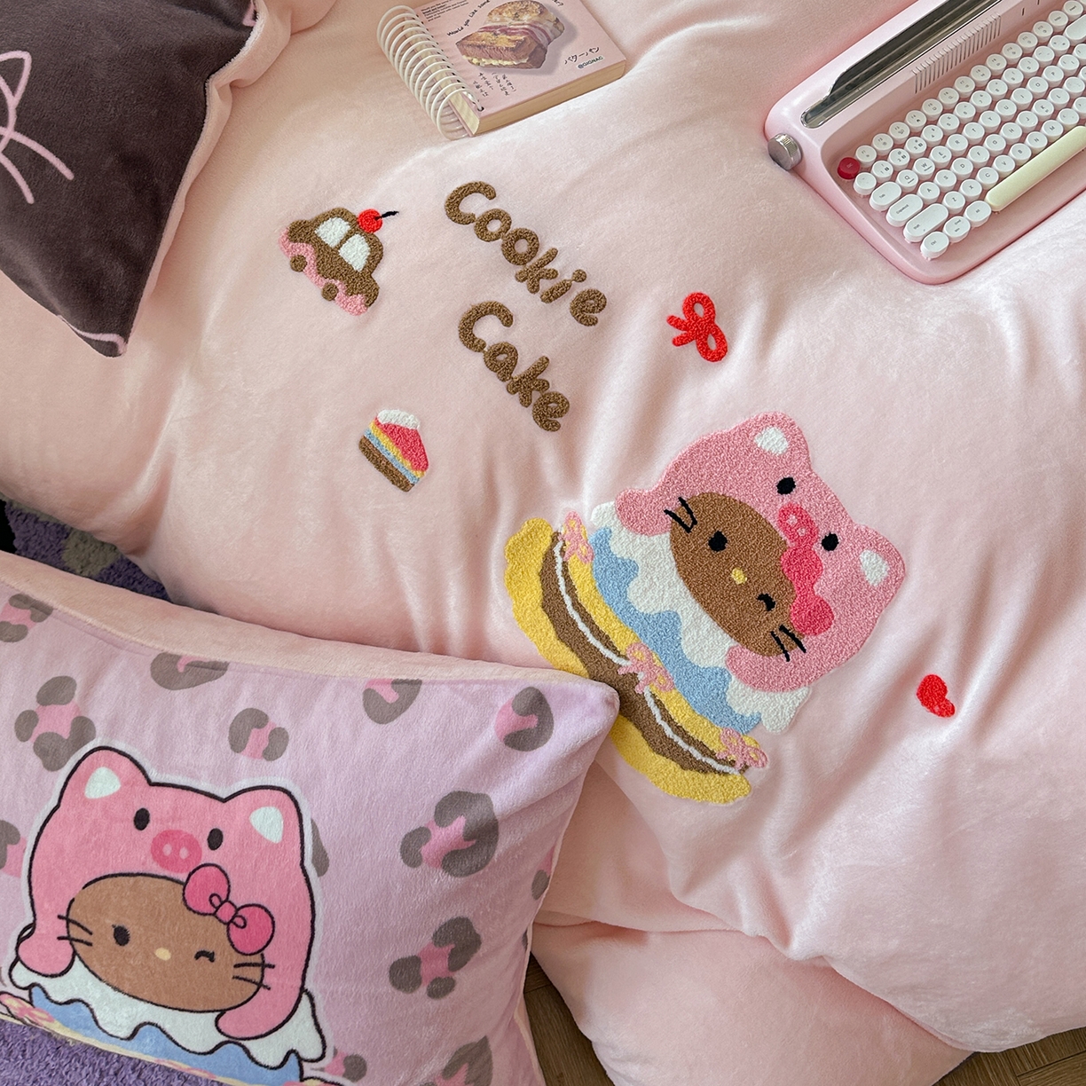 91家纺网 家纺一手货源 找家纺 柚子YOUTH 2025新款加厚牛奶绒卡通毛巾绣四件套-印加绣送同款毛毯 头套猫