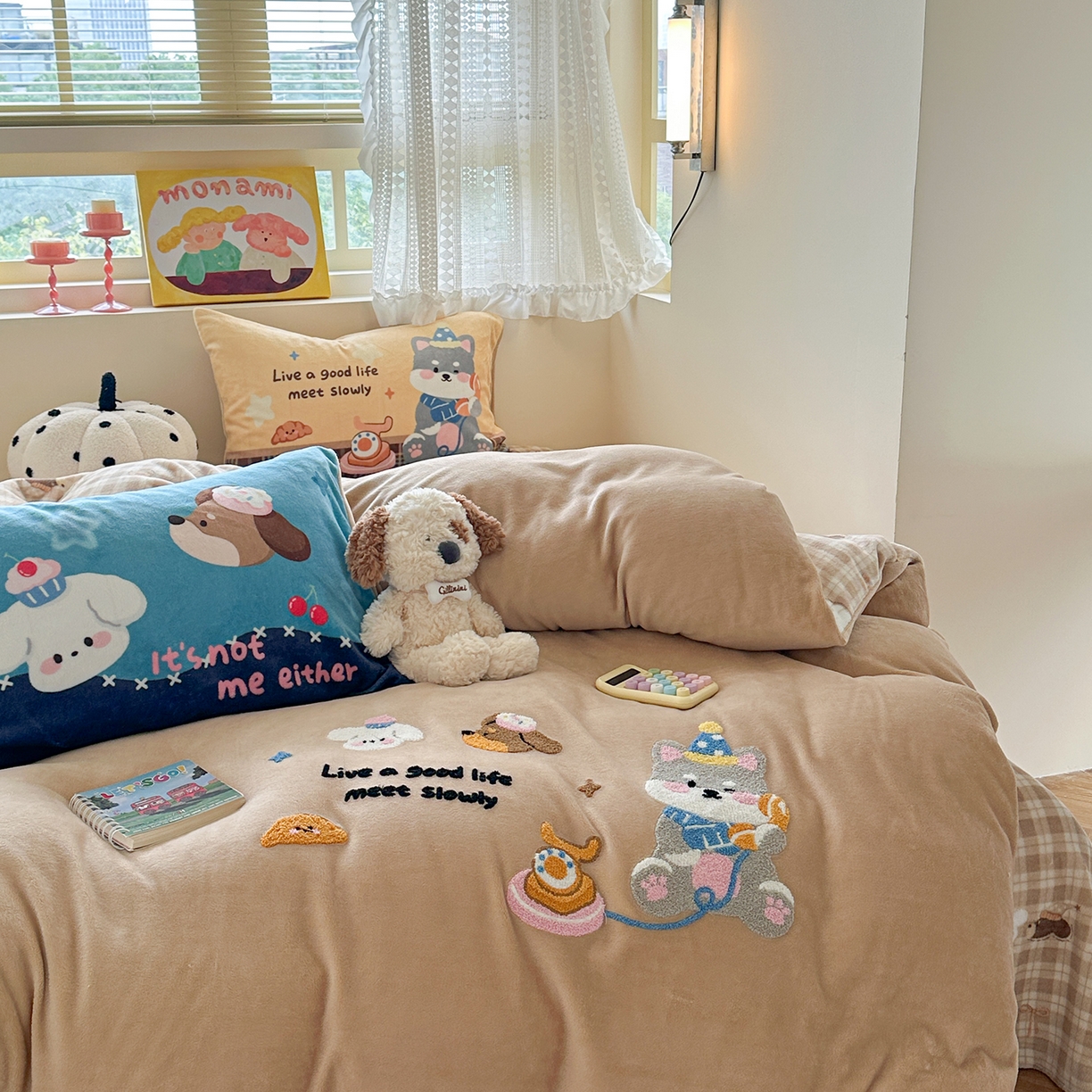 91家纺网 家纺一手货源 找家纺 柚子YOUTH 2025新款加厚牛奶绒卡通毛巾绣四件套-印加绣送同款毛毯 雪纳瑞