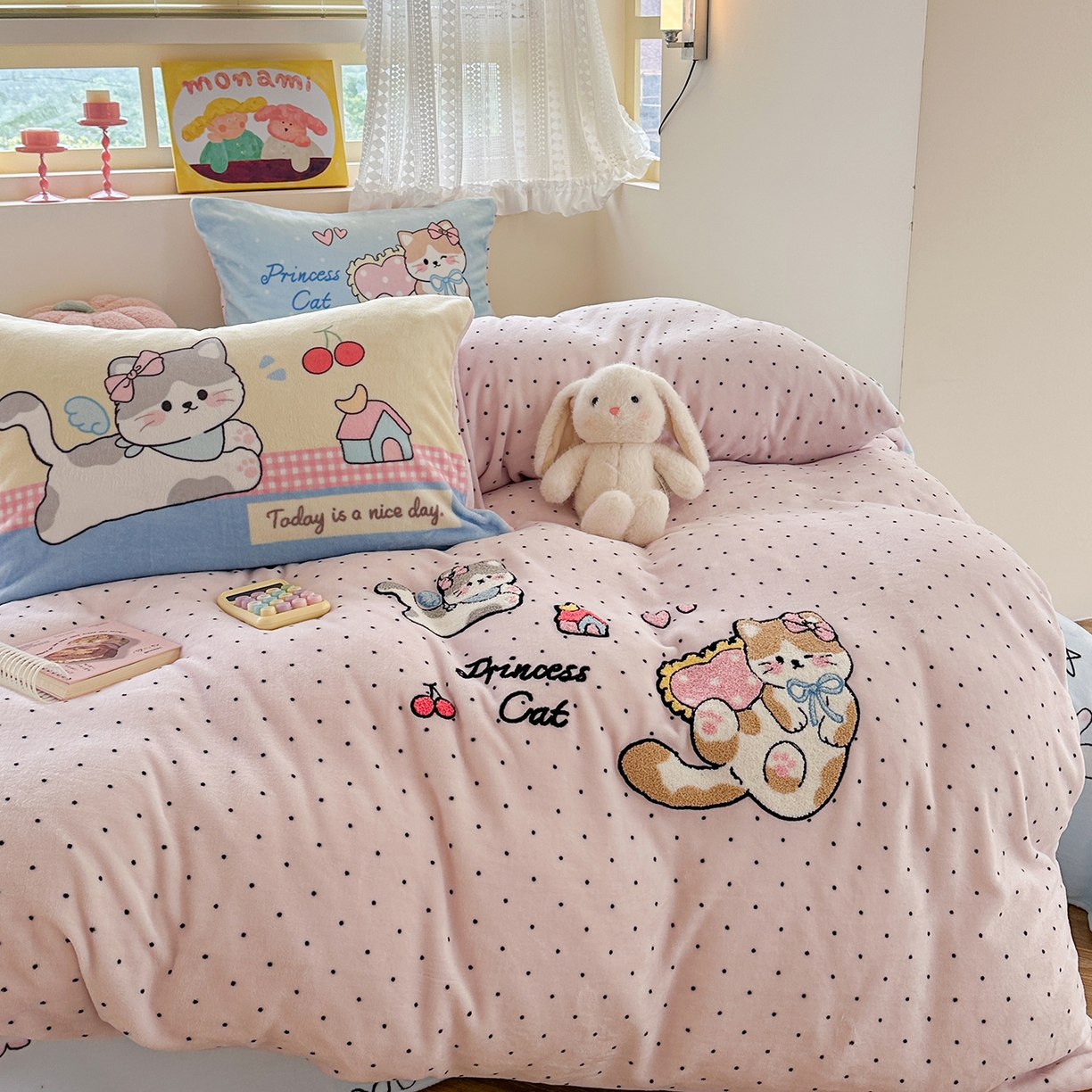 91家纺网 家纺一手货源 找家纺 柚子YOUTH 2025新款加厚牛奶绒卡通毛巾绣四件套-印加绣送同款毛毯 公主猫