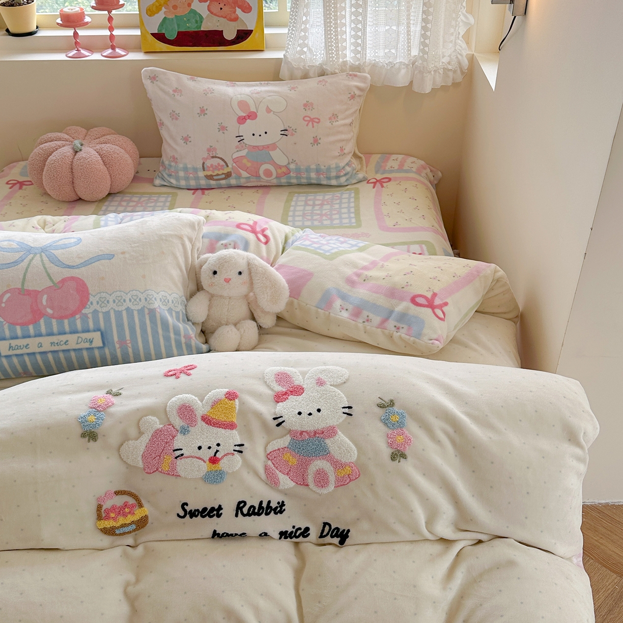 91家纺网 家纺一手货源 找家纺 柚子YOUTH 2025新款加厚牛奶绒卡通毛巾绣四件套-印加绣送同款毛毯 兔兔花园