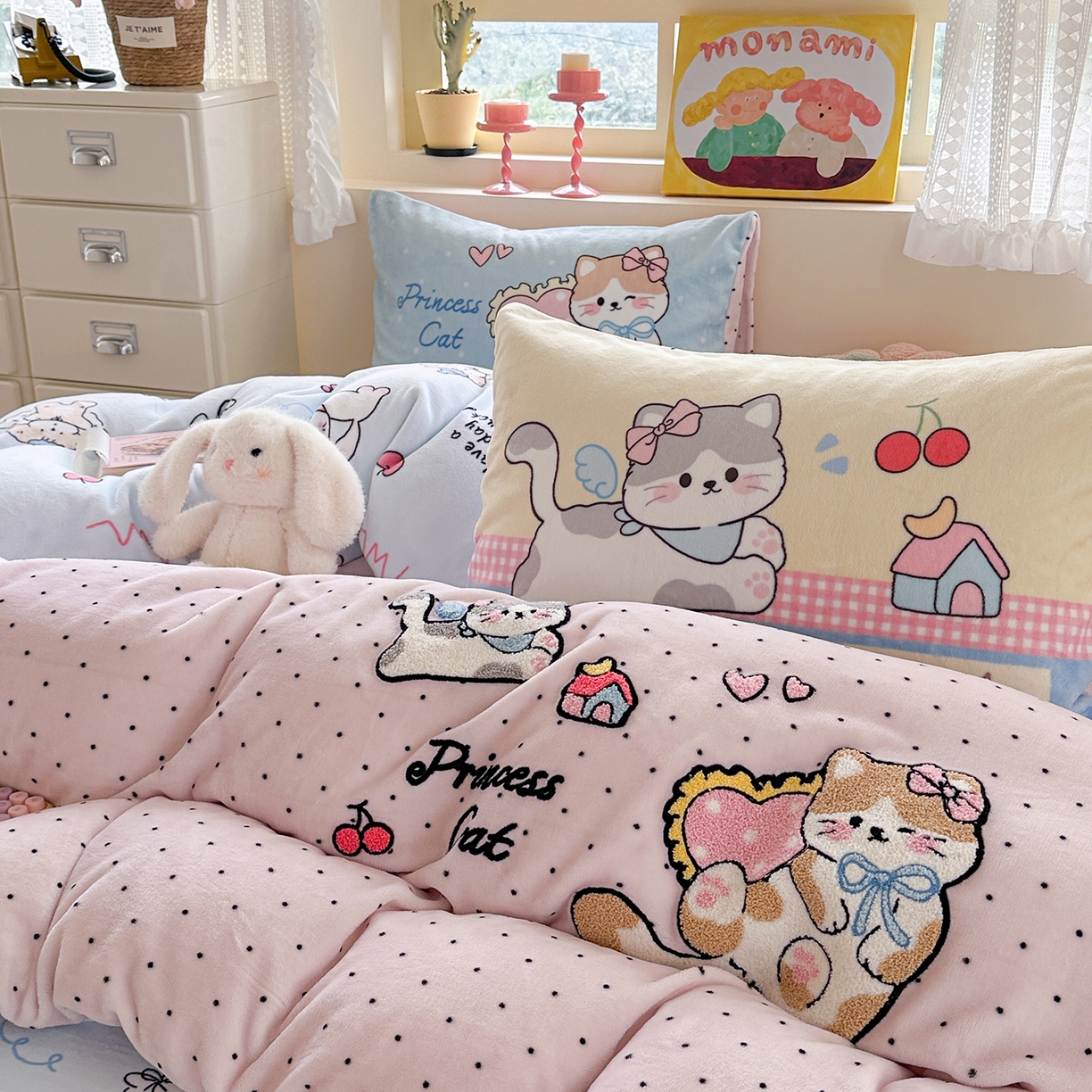 91家纺网 家纺一手货源 找家纺 柚子YOUTH 2025新款加厚牛奶绒卡通毛巾绣四件套-印加绣送同款毛毯 公主猫