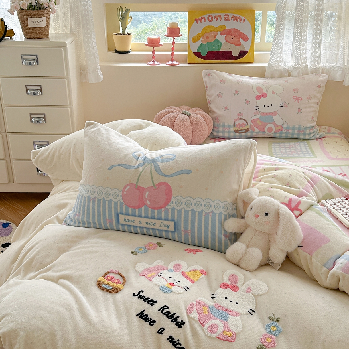 91家纺网 家纺一手货源 找家纺 柚子YOUTH 2025新款加厚牛奶绒卡通毛巾绣四件套-印加绣送同款毛毯 兔兔花园