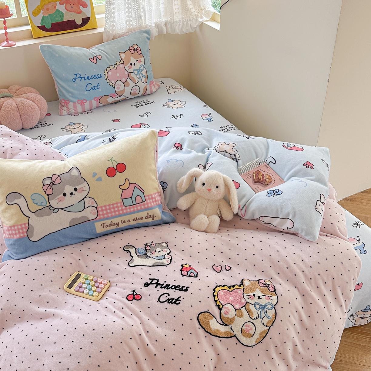 91家纺网 家纺一手货源 找家纺 柚子YOUTH 2025新款加厚牛奶绒卡通毛巾绣四件套-印加绣送同款毛毯 公主猫