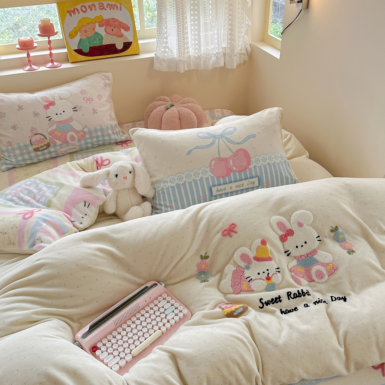 91家纺网 家纺一手货源 找家纺 柚子YOUTH 2025新款加厚牛奶绒卡通毛巾绣四件套-印加绣送同款毛毯 兔兔花园