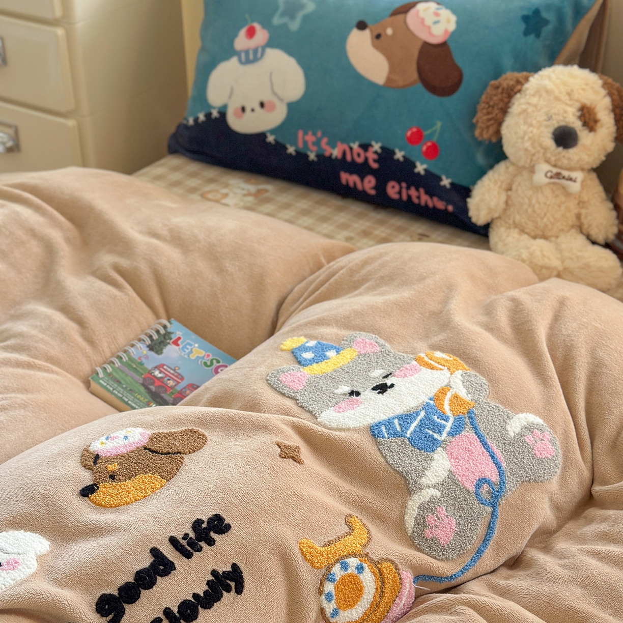 91家纺网 家纺一手货源 找家纺 柚子YOUTH 2025新款加厚牛奶绒卡通毛巾绣四件套-印加绣送同款毛毯 雪纳瑞