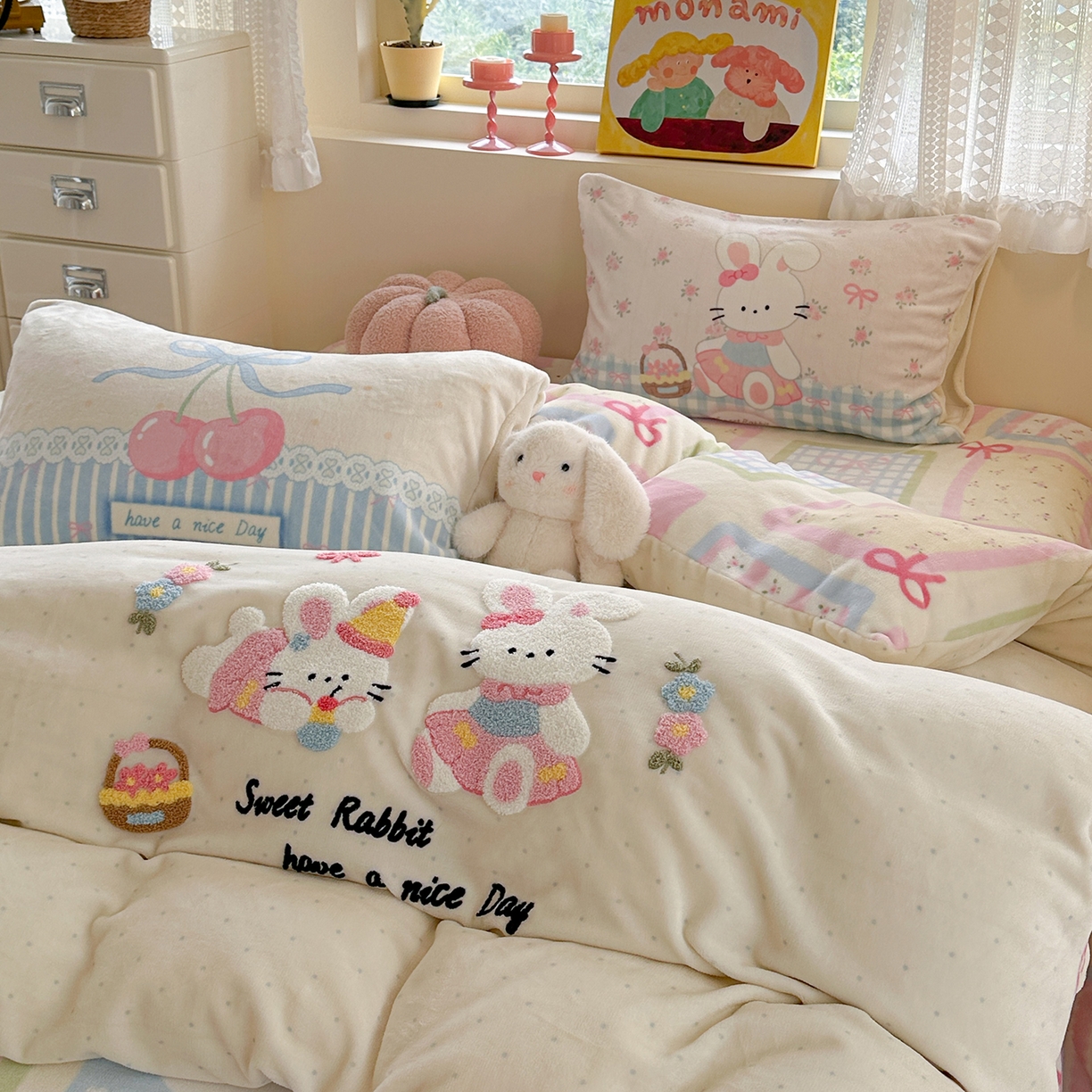 91家纺网 家纺一手货源 找家纺 柚子YOUTH 2025新款加厚牛奶绒卡通毛巾绣四件套-印加绣送同款毛毯 兔兔花园