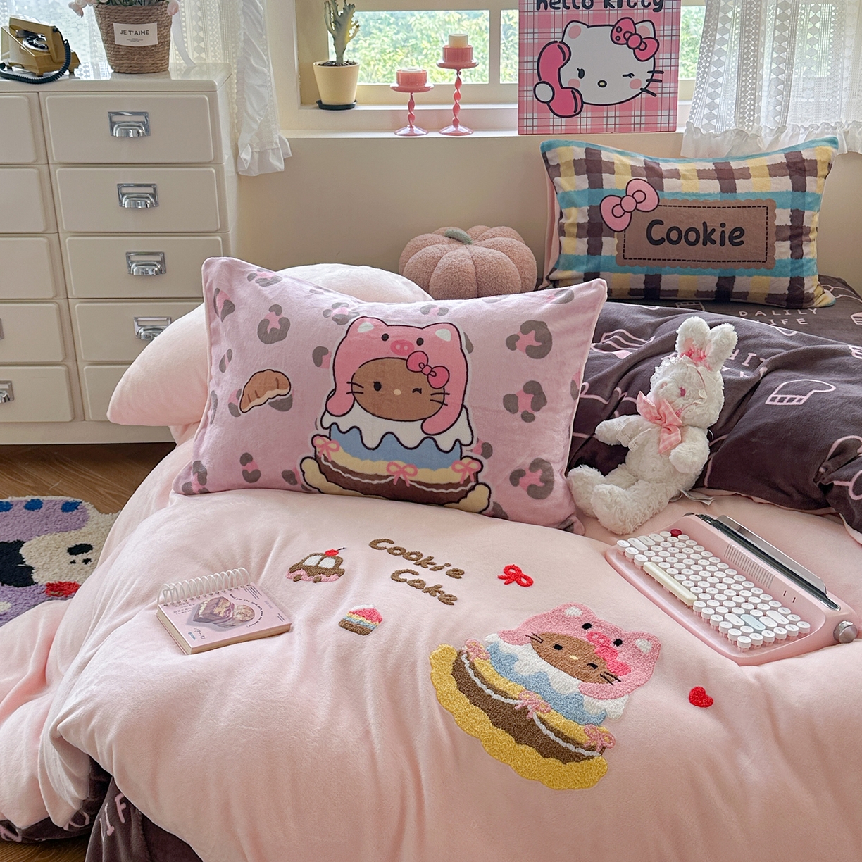 91家纺网 家纺一手货源 找家纺 柚子YOUTH 2025新款加厚牛奶绒卡通毛巾绣四件套-印加绣送同款毛毯 头套猫