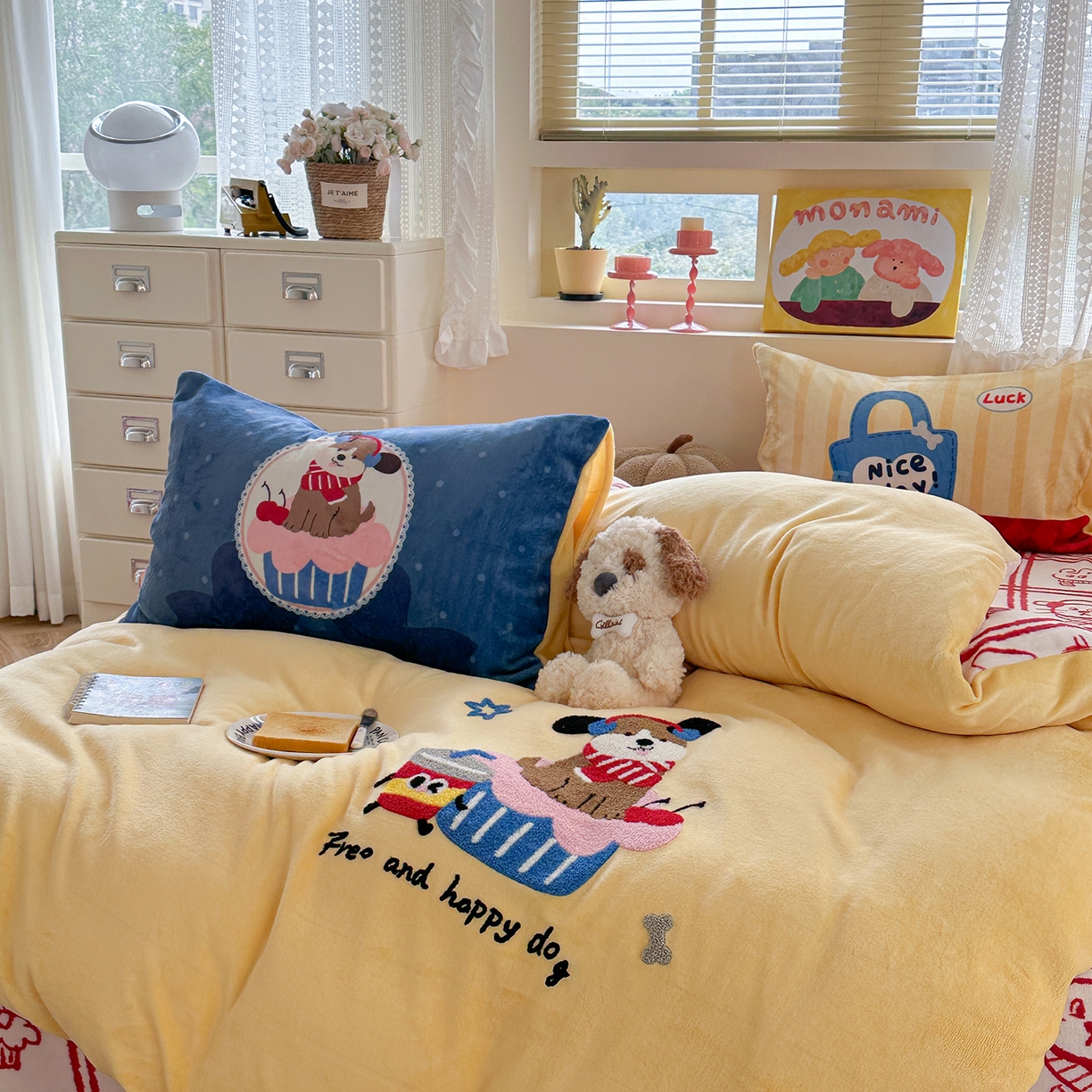 91家纺网 家纺一手货源 找家纺 柚子YOUTH 2025新款加厚牛奶绒卡通毛巾绣四件套-印加绣送同款毛毯 蛋糕小狗