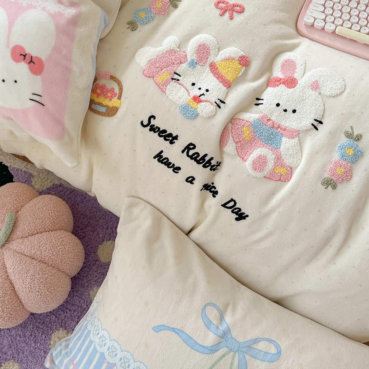 91家纺网 家纺一手货源 找家纺 柚子YOUTH 2025新款加厚牛奶绒卡通毛巾绣四件套-印加绣送同款毛毯 兔兔花园