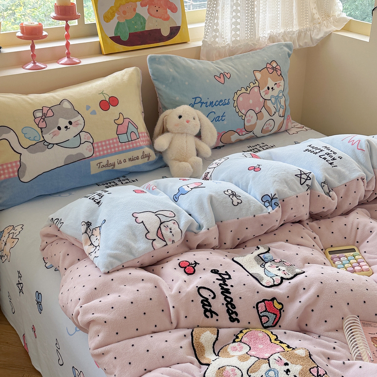 91家纺网 家纺一手货源 找家纺 柚子YOUTH 2025新款加厚牛奶绒卡通毛巾绣四件套-印加绣送同款毛毯 公主猫