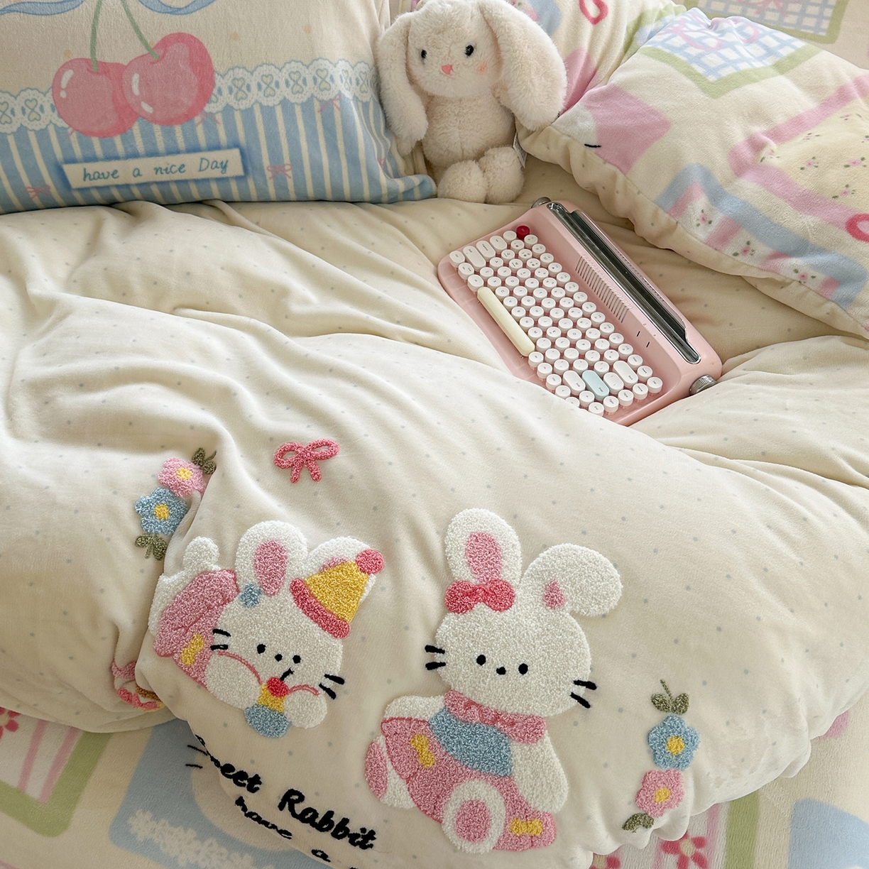 91家纺网 家纺一手货源 找家纺 柚子YOUTH 2025新款加厚牛奶绒卡通毛巾绣四件套-印加绣送同款毛毯 兔兔花园