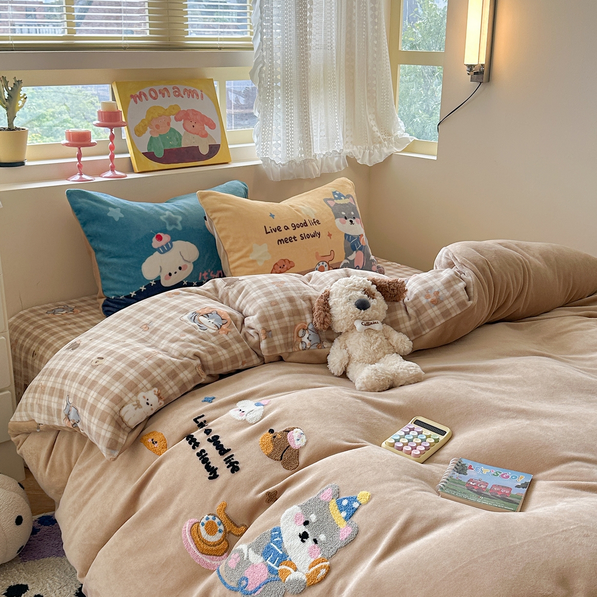 91家纺网 家纺一手货源 找家纺 柚子YOUTH 2025新款加厚牛奶绒卡通毛巾绣四件套-印加绣送同款毛毯 雪纳瑞