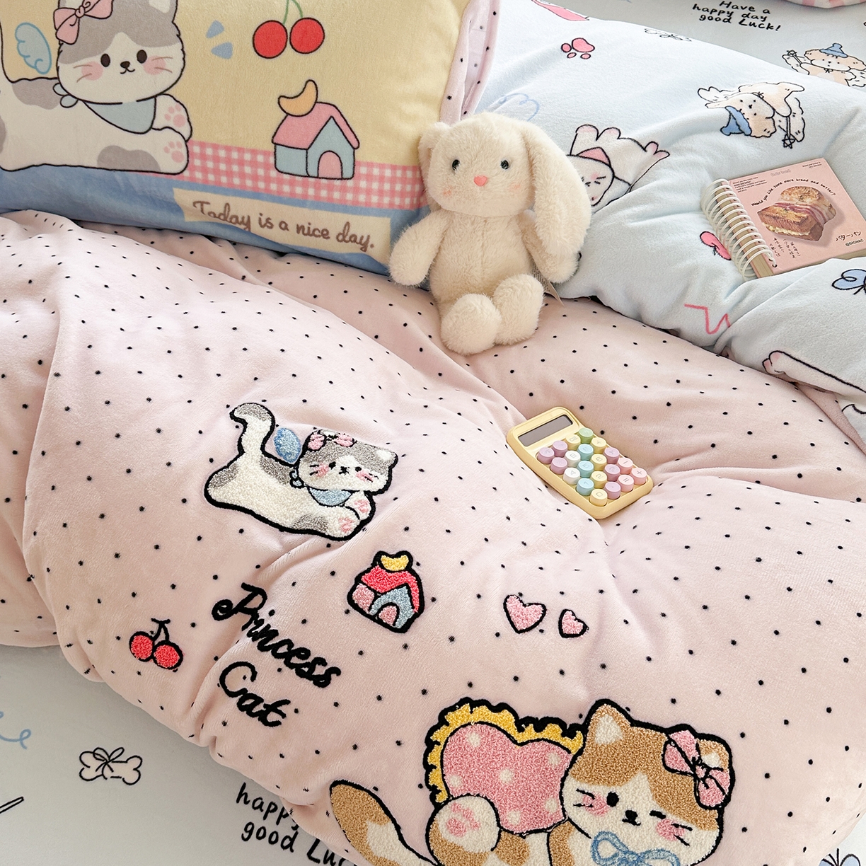 91家纺网 家纺一手货源 找家纺 柚子YOUTH 2025新款加厚牛奶绒卡通毛巾绣四件套-印加绣送同款毛毯 公主猫